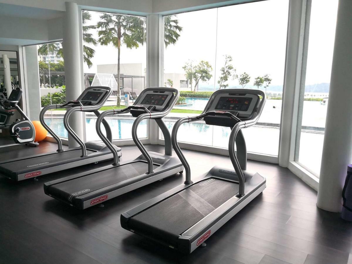 Teega 3br Family-friendly Puteri Harbour Apartemen *